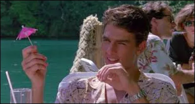 Un petit parapluie de papier rose pour Tom Cruise au soleil, pensant à son avenir