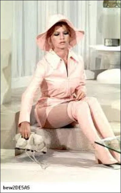 L'emmerdeuse absolue que joue BB, qui semble si innocente dans sa tenue rose, va rendre fou le musicien que joue Jean-Pierre Cassel