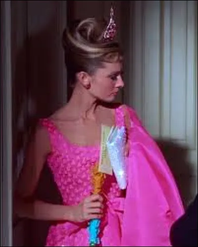 Une autre très célèbre robe rose du cinéma mondial, portée ici par Audrey dont la vie déjantée gêne un peu son voisin japonais