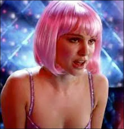 Perruque rose pour Natalie Portman qui interprète une strip-teaseuse dans ce film ayant principalement quatre personnages