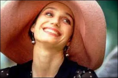 La peste aristocrate porte un chapeau rose sans doute pour adoucir ses traits et propos acerbes