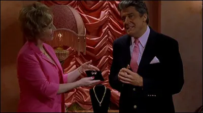 Quand Maman qui s'ennuie à la maison s'habille de rose pour vendre des gadgets à la télévision