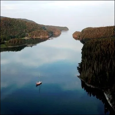 Quel fleuve d�Am&eacute;rique du Nord, seul &eacute;missaire du bassin des Grands Lacs, poss&egrave;de le plus grand estuaire au monde ?