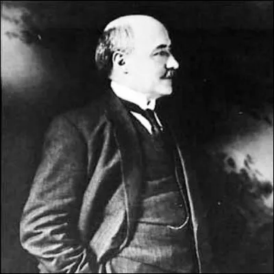 Quelle technique cin&eacute;matographique, utilis&eacute;e pour la premi&egrave;re fois par Ferdinand Zecca en 1901, a pour &eacute;quivalent litt&eacute;raire l�analepse ?