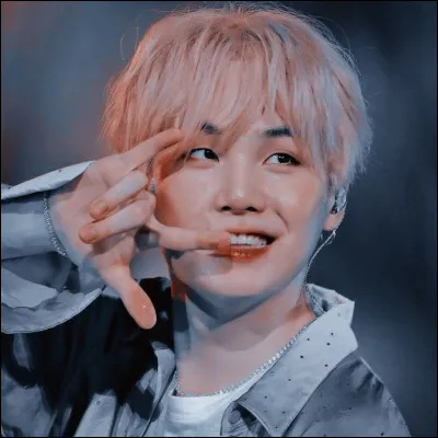 Combien de drones lumineux volent autour de Suga dans le MV "Dope" ?