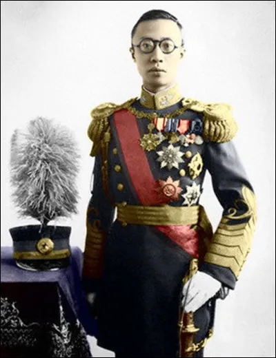 Qui était ce monarque en P, dernier empereur de Chine qui régna de 1934 à 1945, mort en 1967 ?