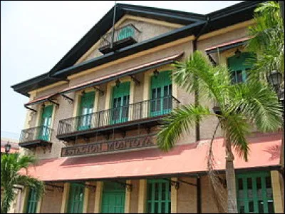 Première gare ferroviaire mise en service dans ce pays, la gare Montoya est devenue un monument national depuis 1996 et n'est plus sur une ligne de chemin de fer. Dans quelle pays se trouve-t-elle ?