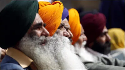 Dans quelle religion indienne ne doit-on jamais se couper les cheveux et la barbe ?