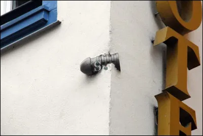 Cet obus fiché dans la façade d'un hôtel, place de la Cathédrale à Strasbourg est un vestige des bombardements de :