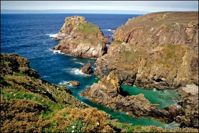 Dans quelle région pourrez-vous admirer la pointe du Van, fermant le nord de la baie des Trépassés ?