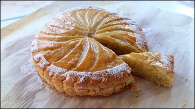 Quelle est cette pâtisserie à base de pâte feuilletée et de crème d'amandes, spécialité d'une ville du Loiret ?