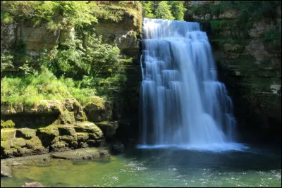 Quelle est la hauteur du Saut du Doubs, chute d'eau située à l'est de la Franche-Comté, sur la frontière franco-suisse ?