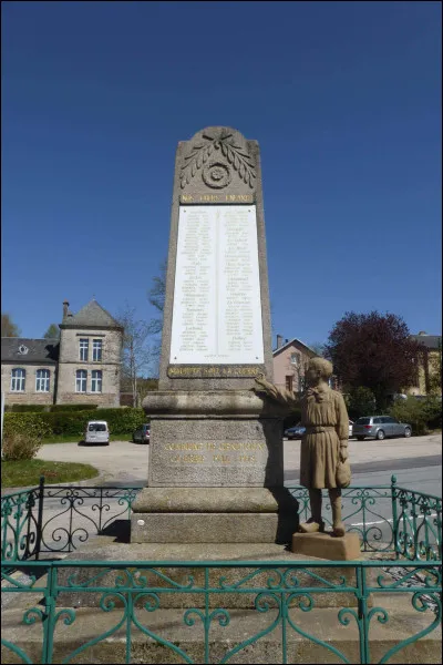 Ce monument aux morts, érigé après la Première Guerre mondiale à Gentioux-Pigerolles dans la Creuse, n'a jamais été inauguré à cause de son inscription d'inspiration pacifiste :