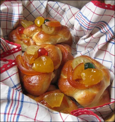 Quelle est cette pâtisserie en pâte à choux garnie de losanges dangélique, de gelée de fruits et de fruits confits ?