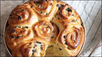 Quelle est cette viennoiserie constituée d'une brioche fourrée de crème pâtissière ?