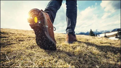 Si une personne marche sur ton pied par accident, que fais-tu ?