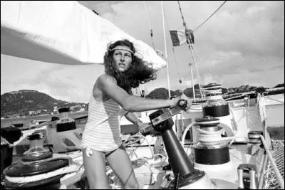Quelle navigatrice française, surnommée "la petite fiancée de l'Atlantique", a remporté la Route du Rhum en 1990 ?