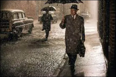 La pluie ajoute à la lourdeur de la mission du personnage de Tom Hanks, dans Berlin Est