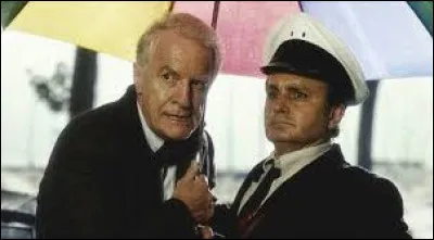 Membre des services secrets français presque retiré des affaires, le personnage d'André Dussolier a fort à faire avec son épouse fouineuse, imaginative et passionnée d'enquêtes