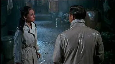 Sous une pluie battante, les deux paumés, voisins d'immeuble, se retrouvent