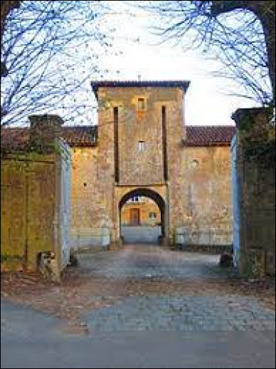 Je vous propose de commencer notre balade dans le Grand-Est, à l'entrée du château de fort de Martigny, à Colmey. Village de l'arrondissement de Briey, dans le Pays Haut, il se situe dans le département ...