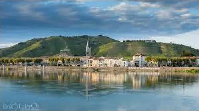 Je vous propose de partir en Auvergne-Rhône-Alpes, à la découverte de Tain-l'Hermitage. Ville de l'aire d'attraction Valentinoise, en face de Tournon-sur-Rhône, elle se situe dans le département ...