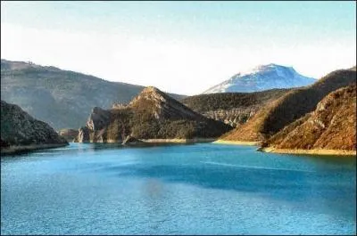 Ce barrage situ dans le dpartement des Alpes-de-Haute-Provence est connu comme...