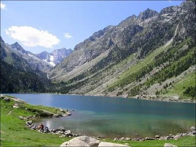 Ce lac des Pyrnes franaises, dans le dpartement des Hautes-Pyrnes, s'appelle...