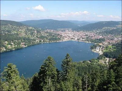 D'origine glaciaire, situ dans les Vosges, ce lac s'appelle...