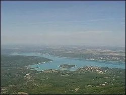 Sur le cours du verdon, ce barrage s'appelle...