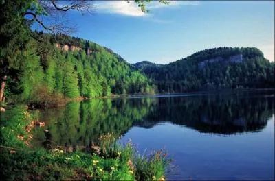D'origine glaciaire, situ dans le dpartement du Jura, c'est...