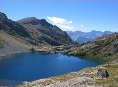 Ces lacs des Alpes Maritimes sont connus comme...