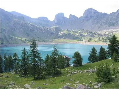 L'une des attractions du Mercantour, le plus grand lac naturel d'altitude en Europe, c'est...