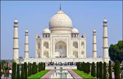 En Inde, quel empereur moghol a fait ériger au XVIIe siècle le Taj Mahal ?
