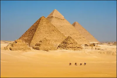 En Egypte, quelles sont les trois pyramides que l'on peut admirer à Gizeh ?