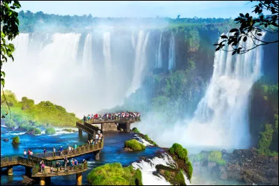 A la frontière de quels pays les chutes d'Iguazú se situent-elles ?