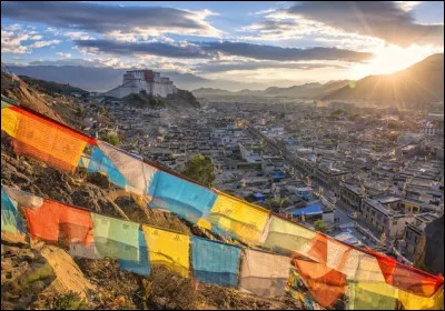 Quel est le nom du palais des dalaï-lamas érigé sur les hauteurs de Lhassa, la capitale du Tibet ?