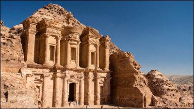 En Jordanie, quelle est cette cité creusée dans la falaise ?