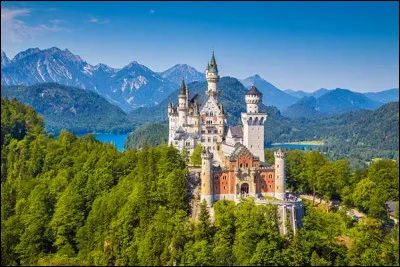 En Allemagne, quel souverain du XIXe siècle a fait bâtir le château de Neuschwanstein ?
