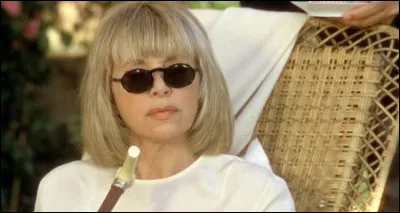 Dans quelle mini-série Mireille Darc incarnait-elle Hélène, propriétaire d'un hôtel de luxe sur la Côte d'Azur ?