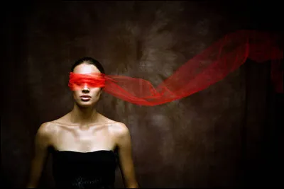 Qui chante "Minuit se lève, en haut des tours / Les voix se taisent et tout devient aveugle et sourd" ?