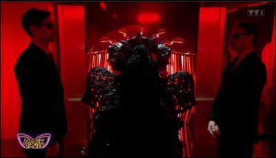 Qui était derrière le costume de la sorcière et a été démasqué le vendredi 12 mai 2023 ?