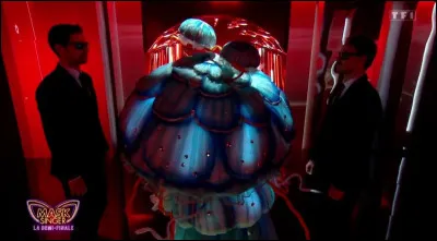 Qui était derrière le costume de la méduse et a malheureusement perdu lors de la demi-finale de ''Mask Singer'' le vendredi 26 mai 2023 ?