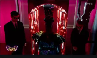 Qui était derrière le costume du canard et a été démasqué le vendredi 14 avril 2023 ?