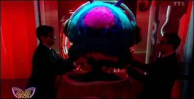 Qui était derrière le costume de la chenille et a été démasqué le vendredi 21 avril 2023 ?