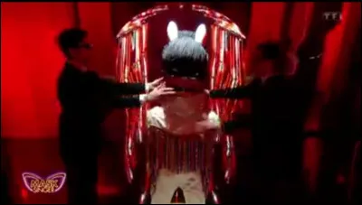 Qui était derrière le costume du lama et a été démasqué le vendredi 21 avril 2023 ?