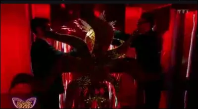 Quelle grande star internationale était derrière le costume du soleil et a été démasquée le vendredi 28 avril 2023 ?