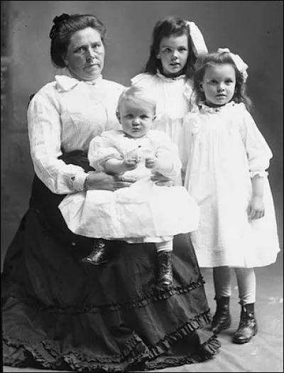 Belle Sorenson Gunness (Norvège) a tué ses deux maris et leurs trois filles (photo) .
Pour quelle raison les a-t-elle tués ?