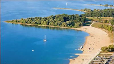 La ville de Troyes est située dans le département de l'Aude.