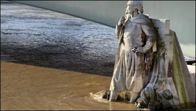 À Paris, le Zouave du pont de l'Alma reste toujours les pieds dans l'eau, même hors périodes de crues.